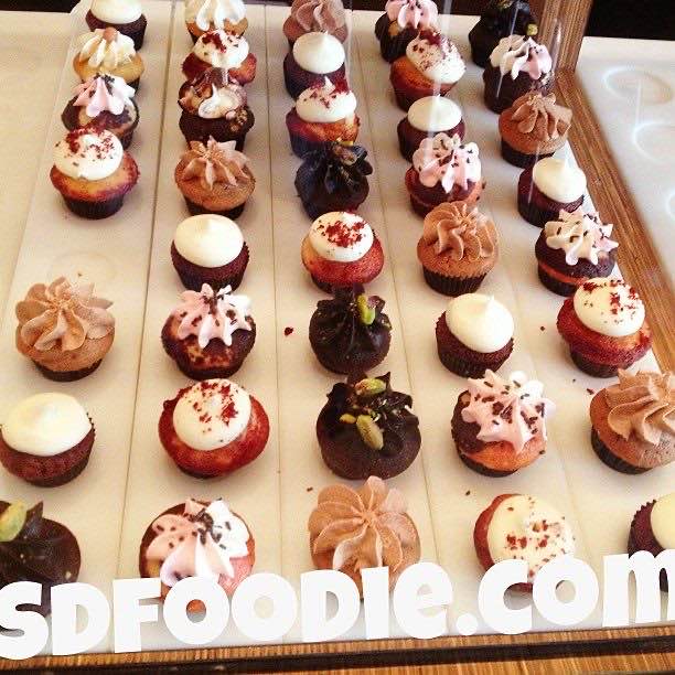 Mini cupcakes at Heavenly Cupcake